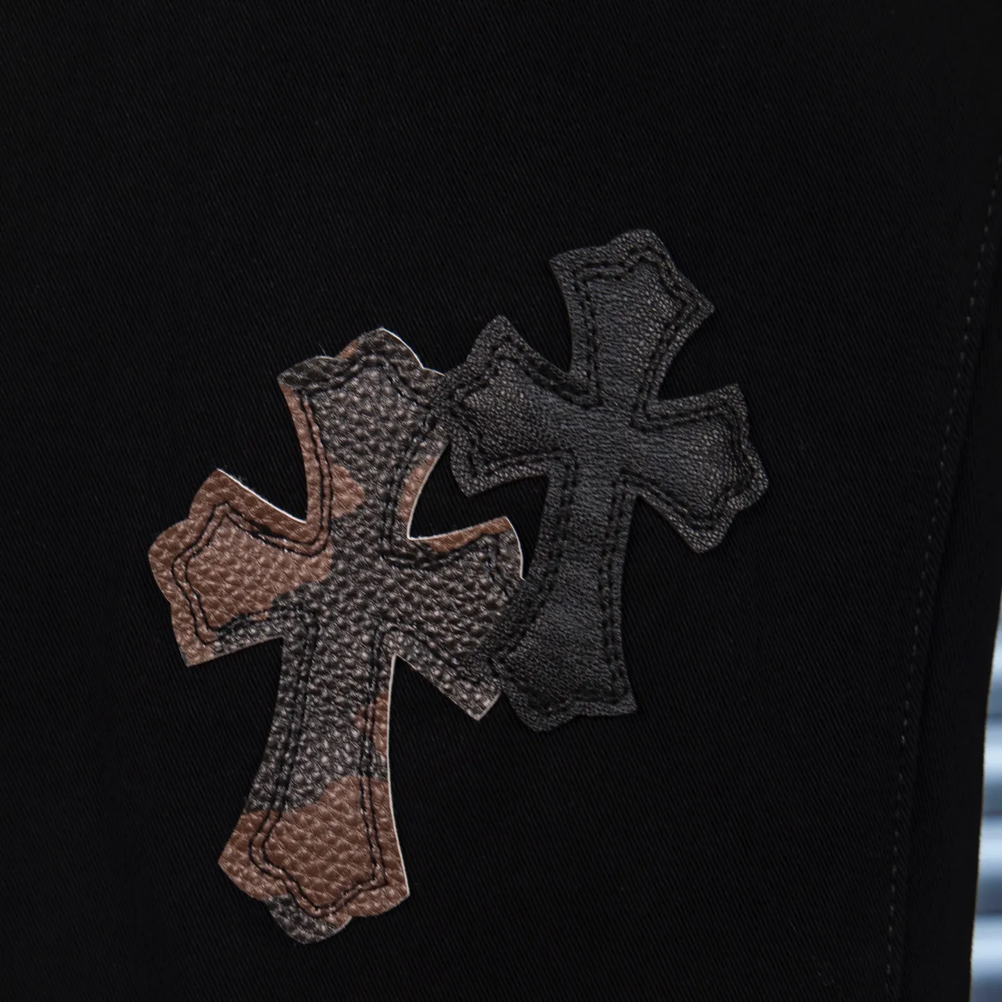 P260 Chrome Hearts丨Chrome Hearts Black and Brown Camouflage Cross Patched Leather Jeans - Full of exploring the ultimate in fashion, Chrome Hearts' new Chrome Hearts pants cleverly integrate camouflage crosses, camouflage crosses and other elements to break traditional boundaries. Mattyboy's clever fusion of overalls and khaki jeans, the same style, brings endless matching inspiration to fashionistas! Whether it is daily wear or a trendy try, these pants can bring you an excellent fashion experience. Style number: 1753# Color: casual black Size: 28 30 32 34